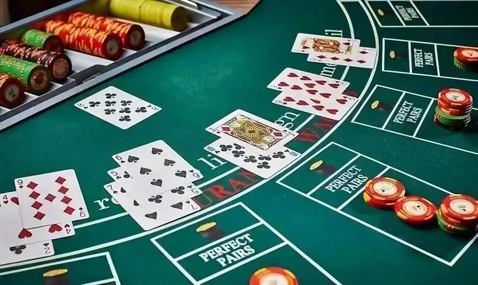 Antarmuka aplikasi mobile maxwin 303 menampilkan menu sportsbook dan kasino